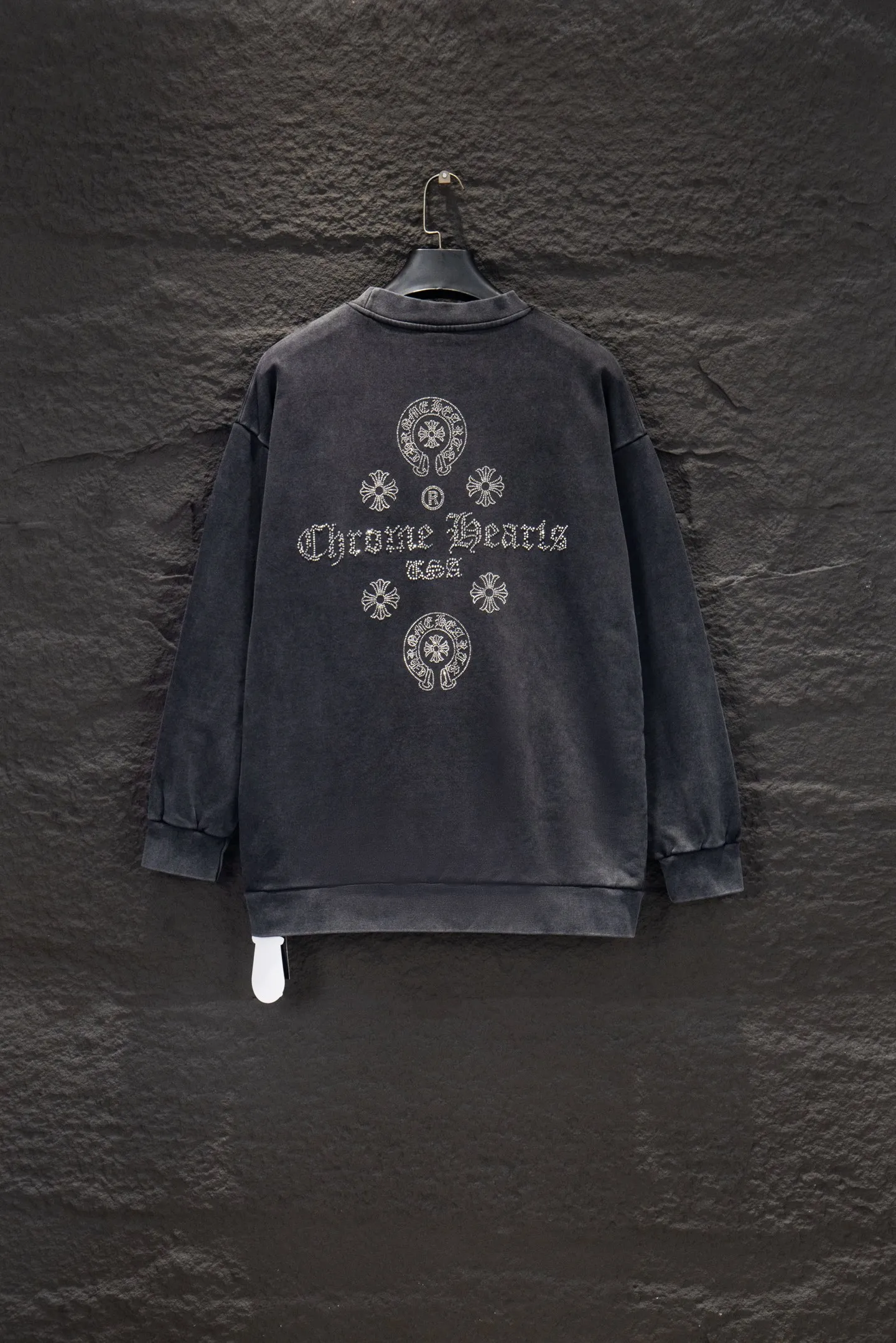 P270 🆕Chrome hearts new hot-drilled and stir-fried color sweatshirt. The os version is really charming. The Chrome family is also really unique. Every new season's new version is to the extreme. It is very practical and can be worn casually. Nice✔️ - ⚠️100% cotton. Made of custom-dyed terry cotton sweatshirt surface, 420g double-ply double yarn, comfortable to the touch. Made from imported knitting needle carded cotton, the thickness is moderate, drapey and contoured, making the upper body comfortable! ! It is very tolerant to fat body types and can instantly lose five pounds after wearing it!  Specially ordered many Austrian hot diamonds, which have the bling bling effect of natural crystals under the light, and multi-faceted reflective points, the production cost is extremely high. The laser molding includes a computer engraving machine and a laser machine, which are accurate in particle units. Finally, it is hot and set at high temperature. After hot stamping, the firmness needs to be tested repeatedly on the hot stamping. It can appear colorful and reflective under the light. The body is treated with anti-bottom fried color elements, which greatly increases the interest of the clothing; unique visual effects.  Hem Loose closing Double-layer fabric Good closing effect Exquisite seaming Color: Washed black Reverse stir-fried gray Size: S-M-L-XL